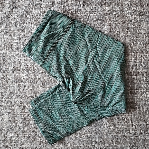 Lululemon Crops - Picture 1 of 4